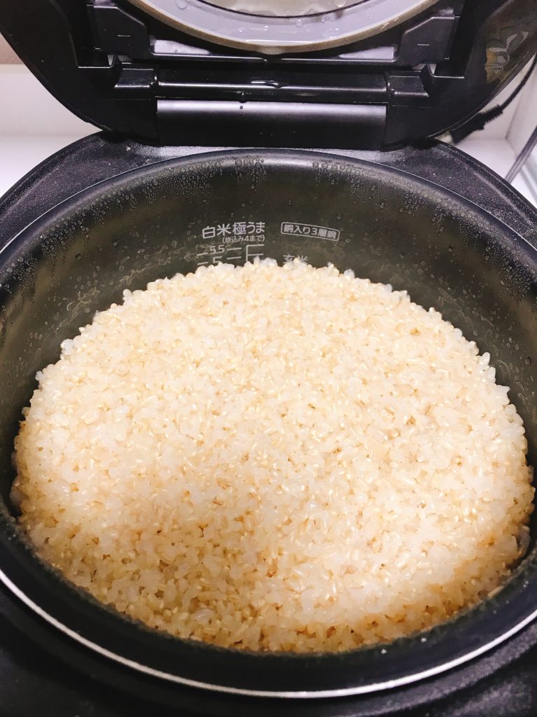 炊飯器に入ったもち米玄米