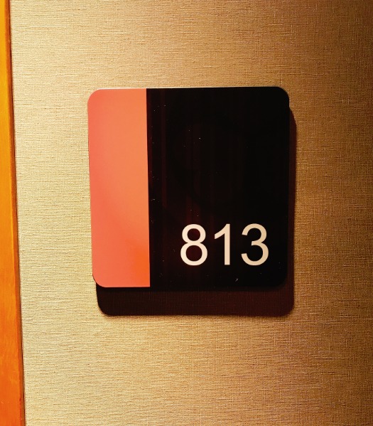 813号室